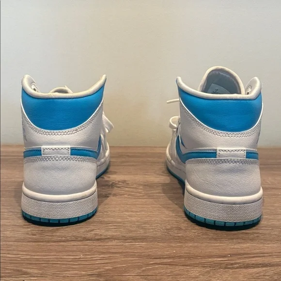 Nike Air Jordan 1 Mid UNC - Picture 3 of 9